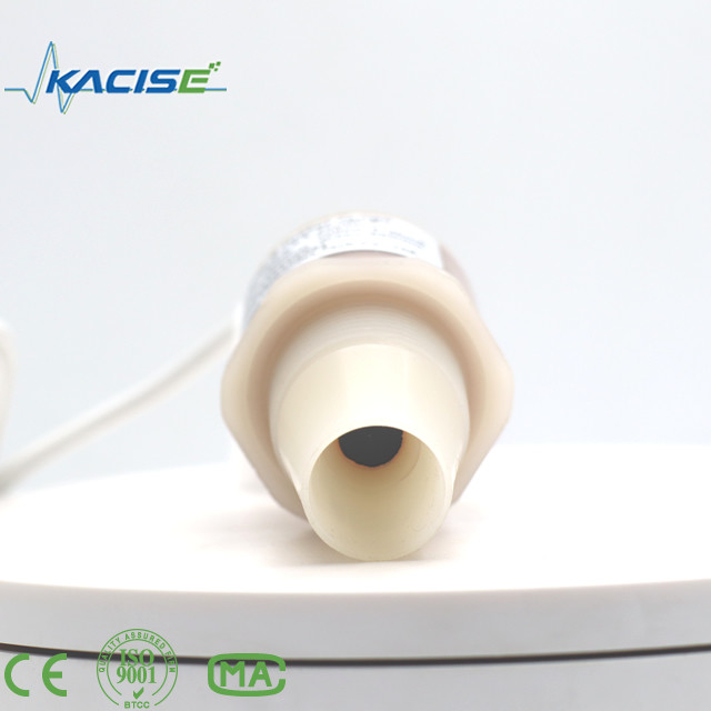 Sensor ultrasonik KUS600 yang terbuat dari bahan PVDF/PTFE digunakan untuk pengukuran jarak dan tingkat cairan.