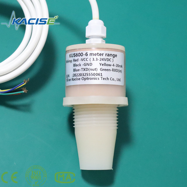 Sensor ultrasonik KUS600 yang terbuat dari bahan PVDF/PTFE digunakan untuk pengukuran jarak dan tingkat cairan.