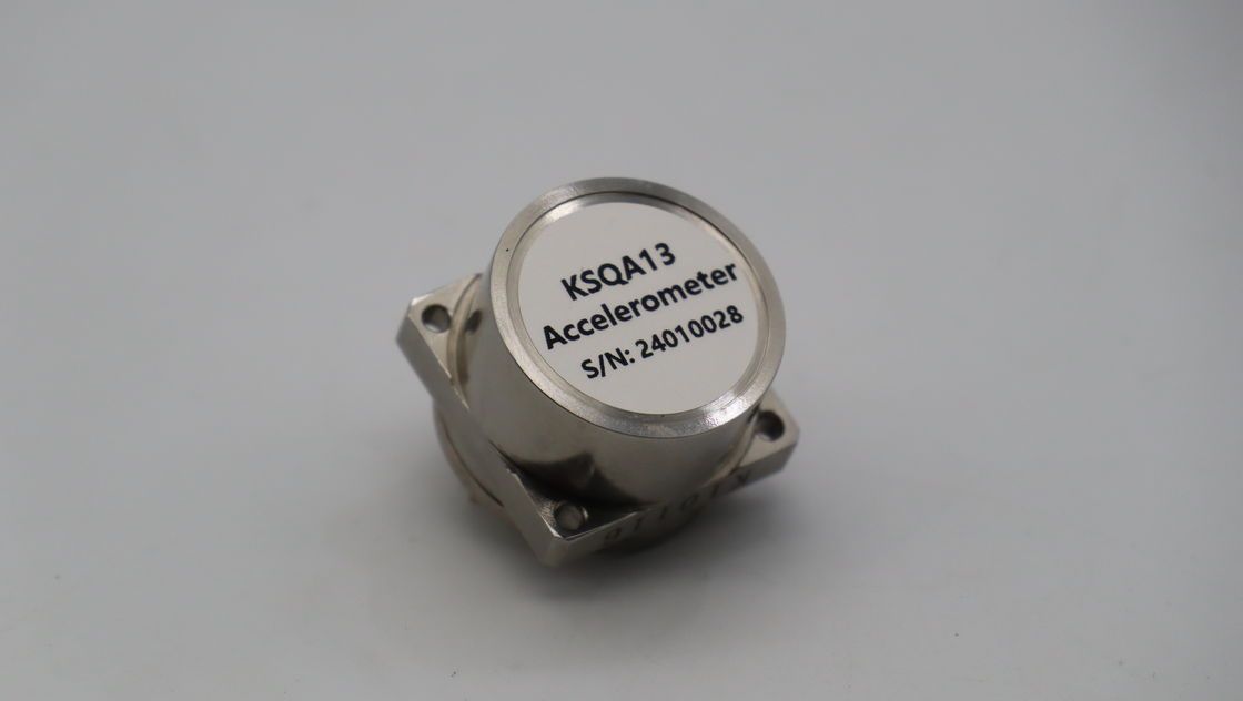 Sensor Akselerometer Tahan Guncangan 500g dengan Faktor Skala 2,3 ~ 3,5mA/g dan Suhu Pengoperasian -45°C~+100°C