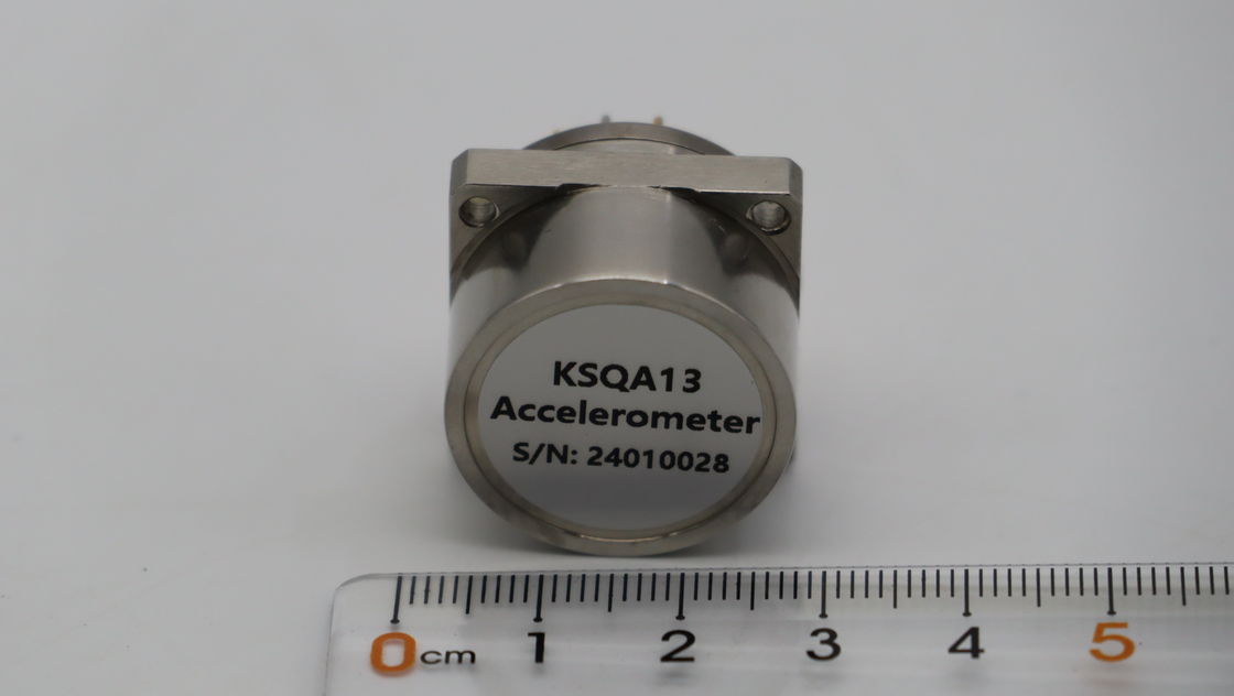 Sensor Akselerometer Presisi dengan Faktor Skala 2,3 ~ 3,5mA/g, Tahan Guncangan 500g, dan Sinus Puncak Getaran ±15g