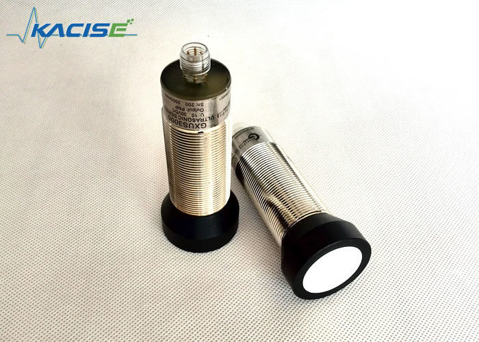 Sensor Tingkat Ultrasonik Diameter Kecil Output 4-20mA Rentang 3M untuk Otomasi Industri dengan Perlindungan IP65