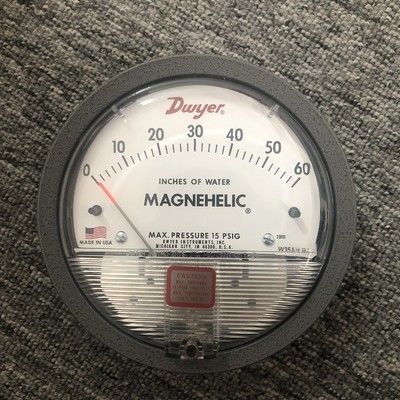 Pengukur Tekanan Diferensial Magnehelik Seri 2000 dengan Operasi Mekanis Peringkat Tahan Cuaca IP67 dan Akurasi FS ±1%
