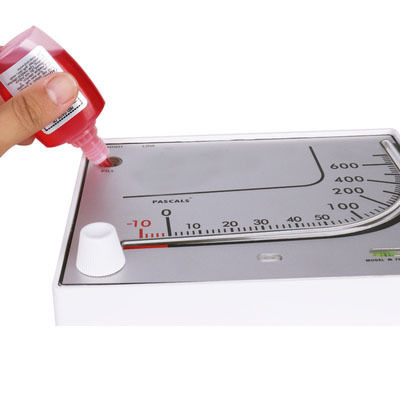 KMC-700 Red Oil Differential Pressure Gauge untuk Akuakultur dengan akurasi ±3% dan Desain 190×150×32MM yang kompak