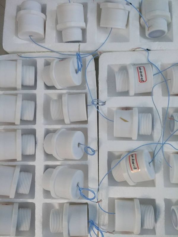 Sensor tingkat ultrasonik PTFE kelas makanan dengan ketahanan kimia dan perlindungan IP67 untuk pengukuran tingkat cairan